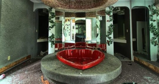 Don’t let the heart-shaped hot tubs fool you: Love is dead at these abandoned honeymoon resorts