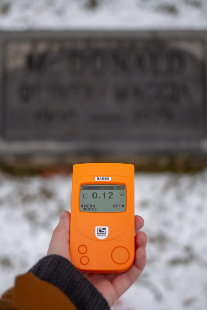 Testing radiation at Quinta's grave with a geiger counter