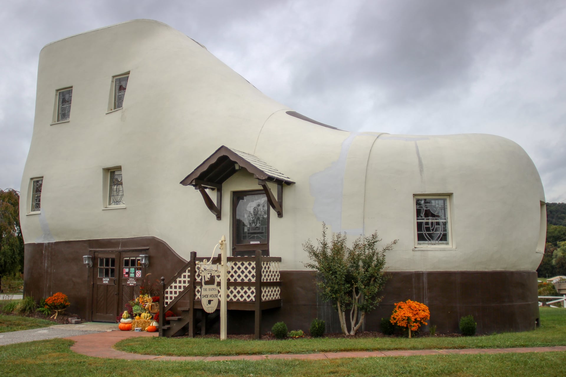 The outlet shoe house