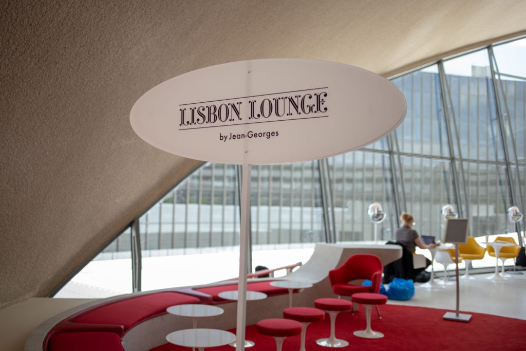 lisbon lounge sign