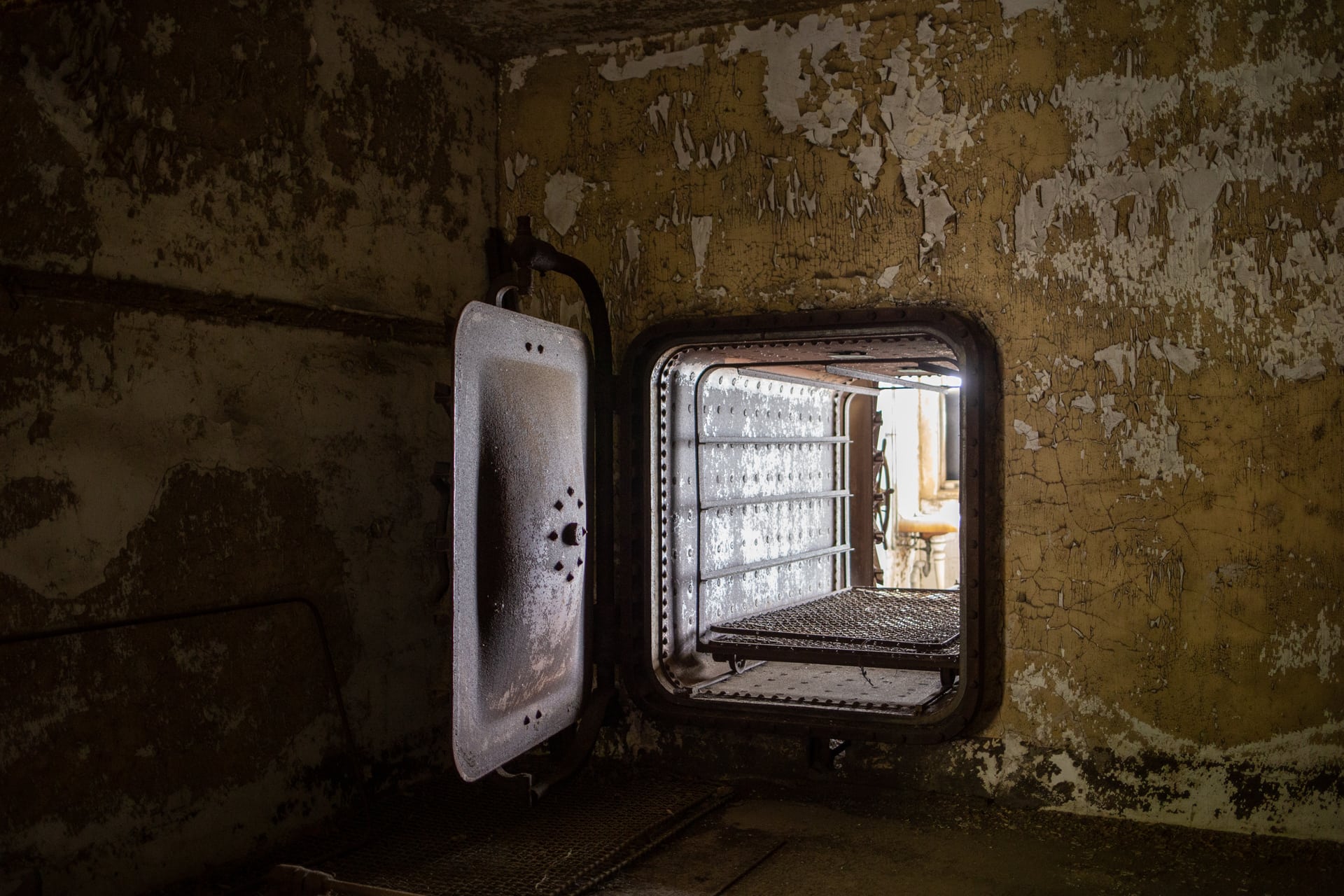 A Tour Of Ellis Island's Abandoned Hospital Complex Reveals A Historic ...