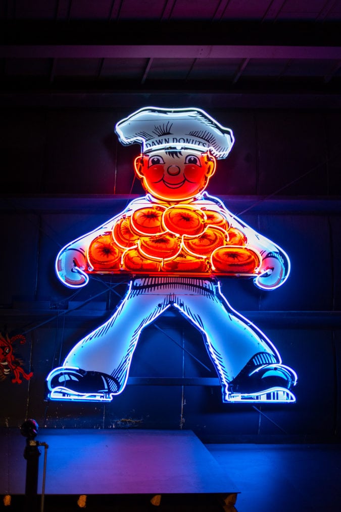 A neon sign for Dawn Donuts.