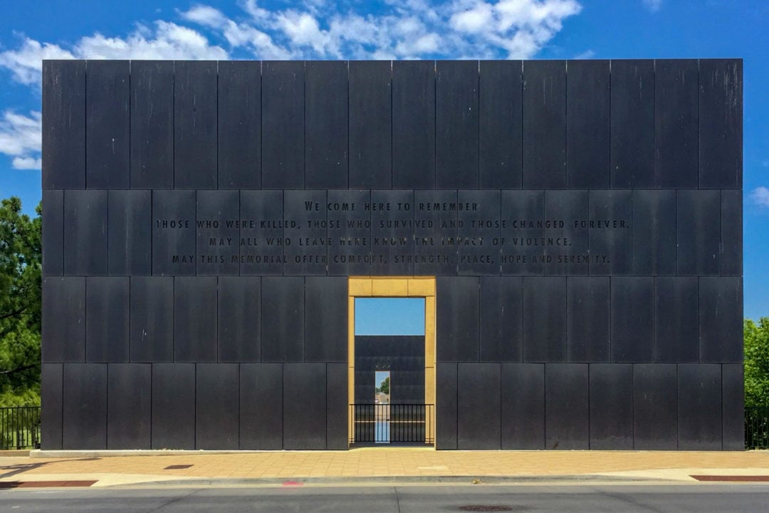 A tall black wall with text remembering those who were killed in the 1995 Oklahoma City bombing. 