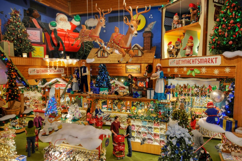 These 8 towns turn on the Christmas charm in December - Roadtrippers