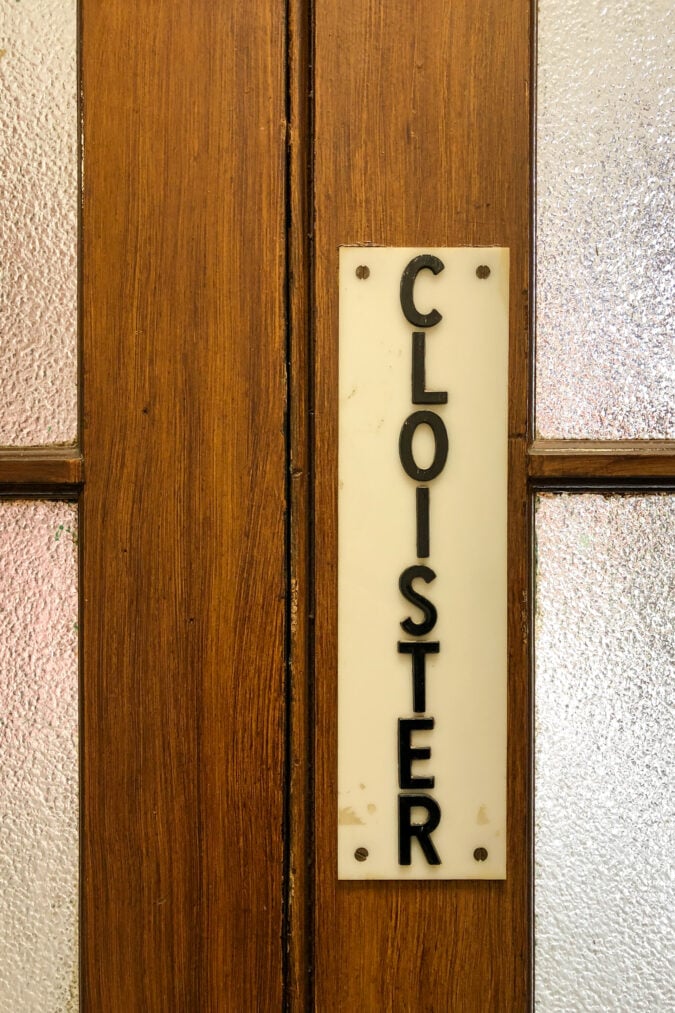 a sign on a door that says "cloister"