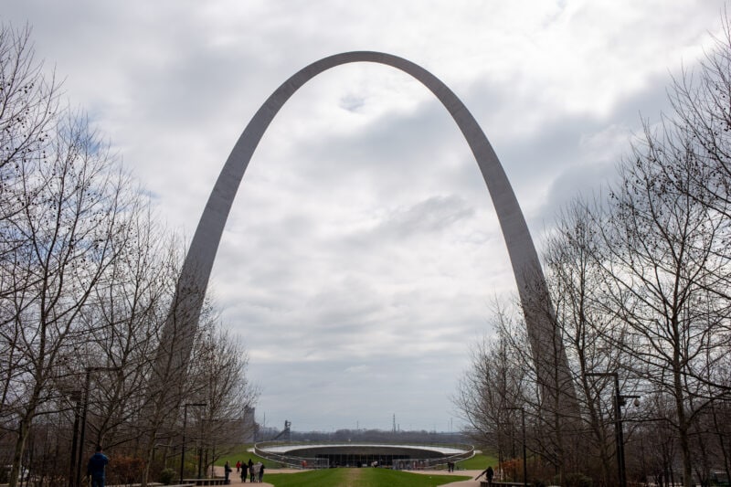 the gateway arch set against a cloudy sky