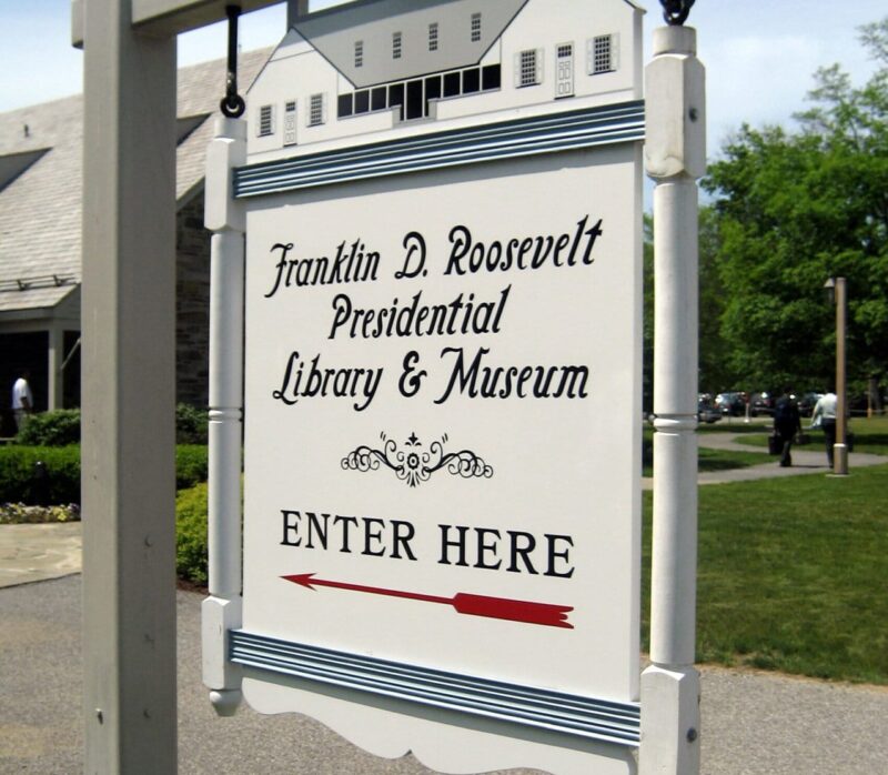 A white sign reads "Franklin D. Roosevelt Presidential Library & Museum"