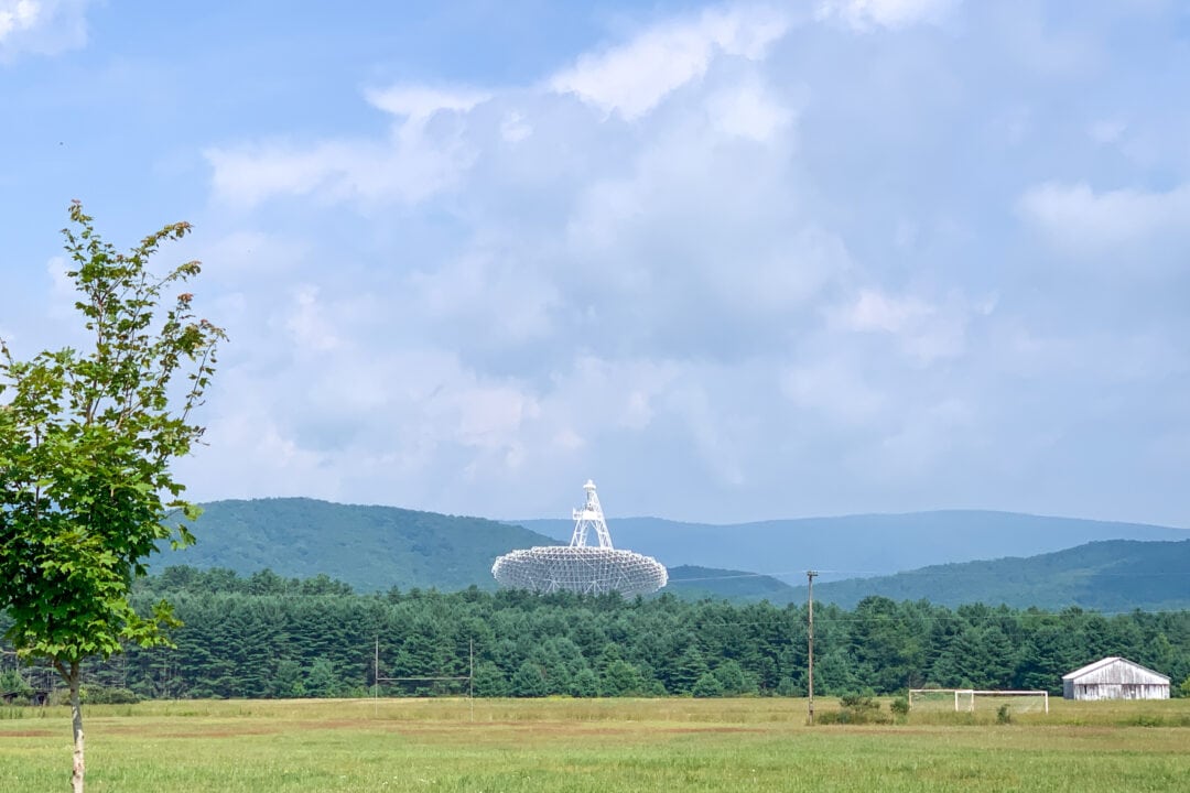 The Green Bank Telescope stand high above the trees in an otherwise empty field
