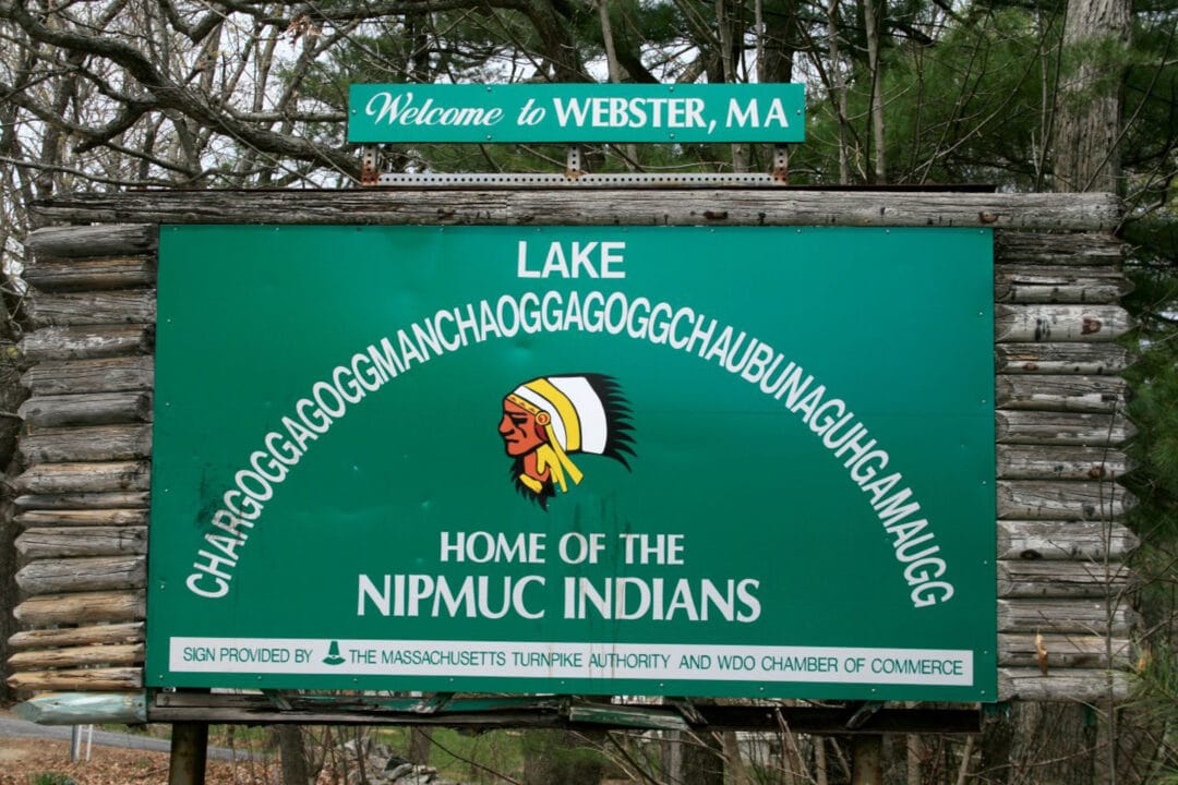 A green sign for Lake Chargoggagoggmanchauggagoggchaubunagungamaugg