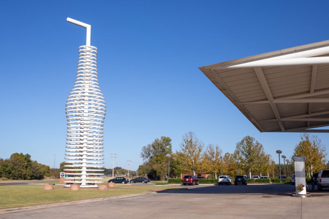 A giant statue of a soda bottle stands outside an Oklahoma drink shop